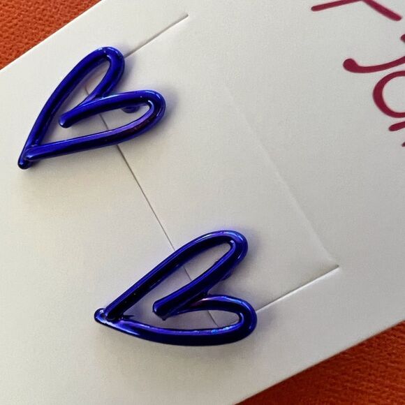 💙 Betsey Johnson signature violet navy heart shaped studs 💙 - Picture 3 of 6
